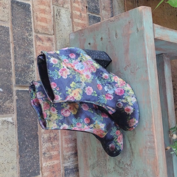 Not Rated brand, beautiful velvet/floral print/ glitter heel bootie - Picture 2 of 9